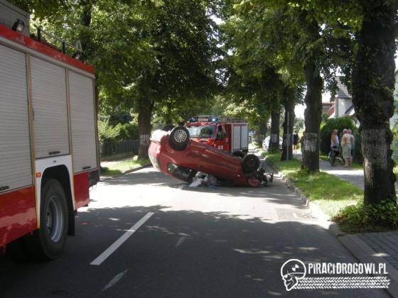 20-latek dachował na prostej drodze. "Na chwilę odwrócił się do tyłu". 