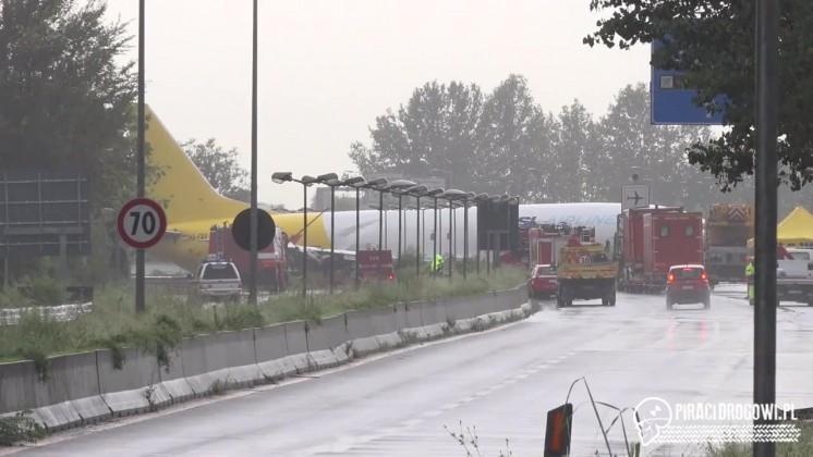 Samolot wypadł z pasa startowego i zatrzymał się na drodze!