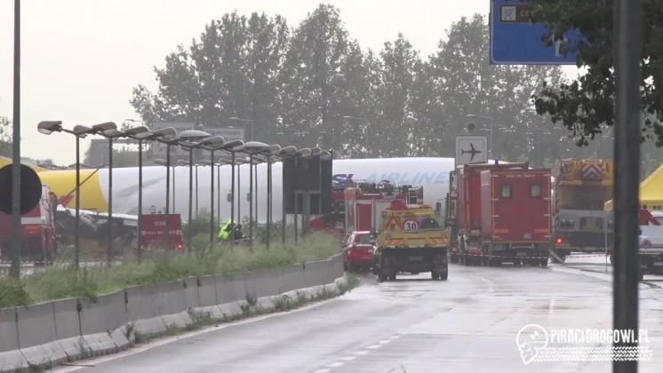 Samolot wypadł z pasa startowego i zatrzymał się na drodze!