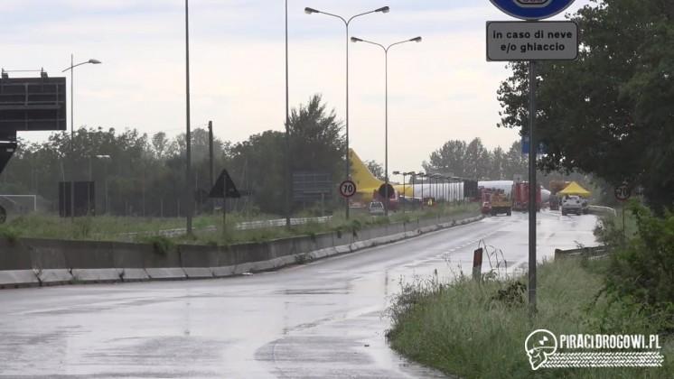 Samolot wypadł z pasa startowego i zatrzymał się na drodze!