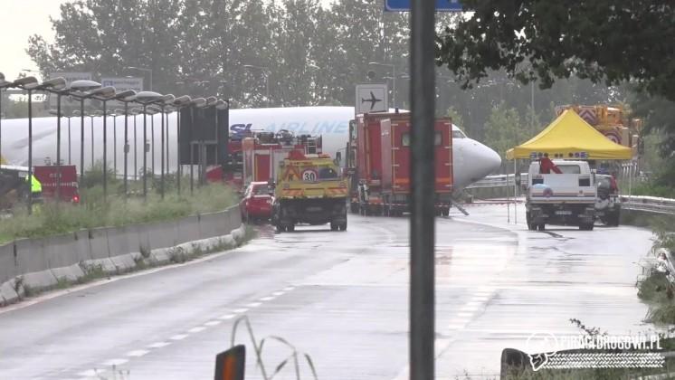 Samolot wypadł z pasa startowego i zatrzymał się na drodze!