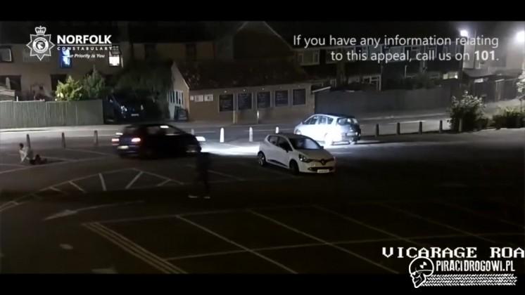 40-latek rozpędzonym samochodem celował w ludzi. Jedna osoba ciężko ranna!