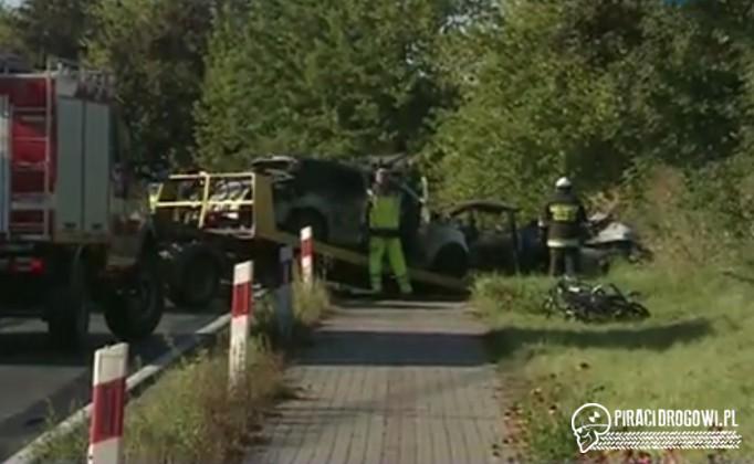 Czołowe zderzenie opla i BMW. Samochody stanęły w płomieniach. 5 osób nie żyje.