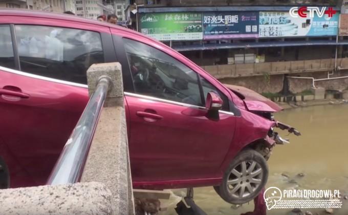 Kierowca pomylił na moście gaz z hamulcem. Uciekał z samochodu przez bagażnik.