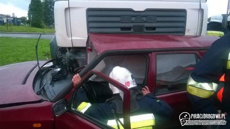 Zderzenie skody z ciężarowym MAN-em. Zginął 25-letni kierowca osobówki.