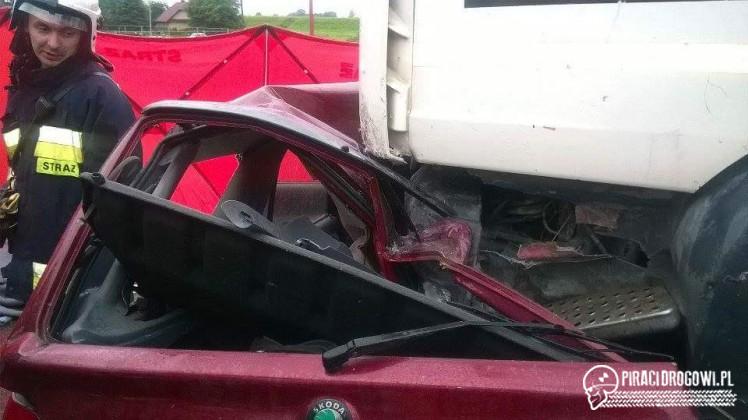 Zderzenie skody z ciężarowym MAN-em. Zginął 25-letni kierowca osobówki.