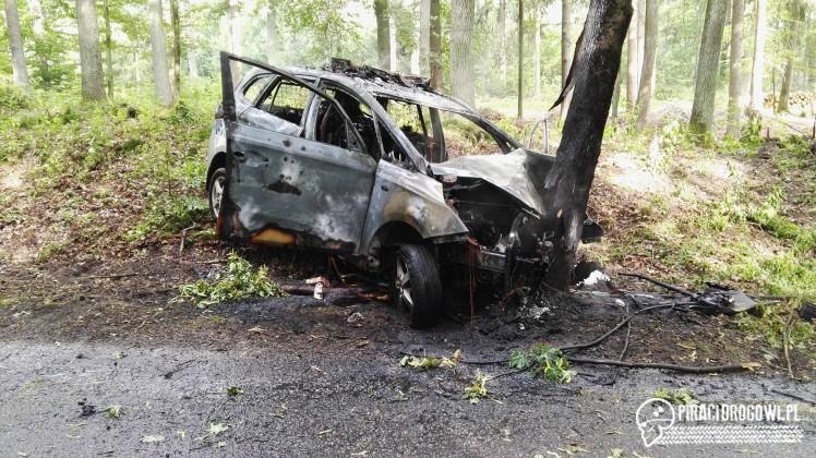 Policyjny radiowóz uderzył w drzewo i doszczętnie spłonął!