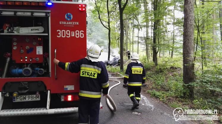 Policyjny radiowóz uderzył w drzewo i doszczętnie spłonął!