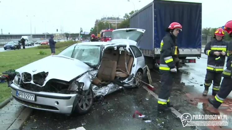 Karambol na warszawskiej Wisłostradzie. BMW zjechało na przeciwny pas ruchu.