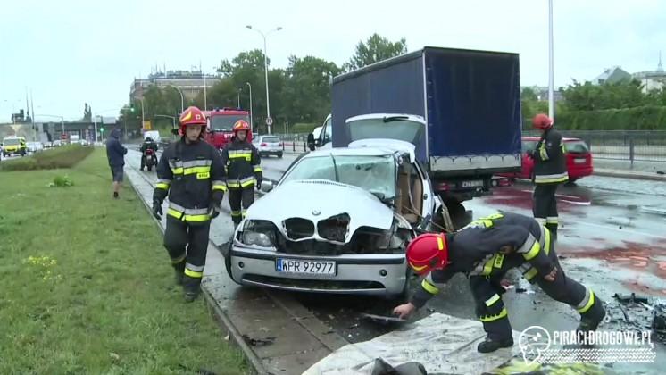 Karambol na warszawskiej Wisłostradzie. BMW zjechało na przeciwny pas ruchu.