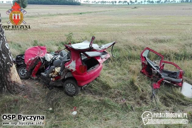 Rozpędzony volkswagen polo roztrzaskał się na drzewie!