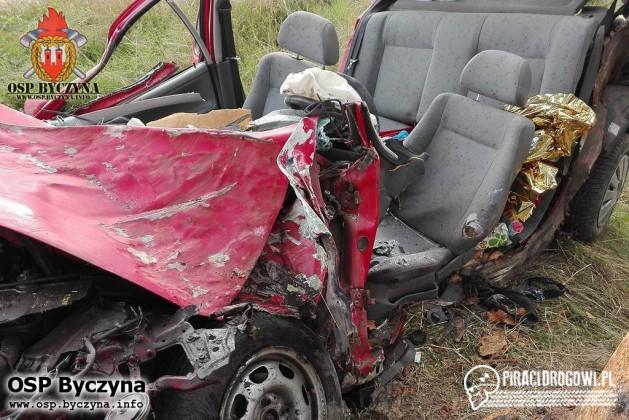 Rozpędzony volkswagen polo roztrzaskał się na drzewie!