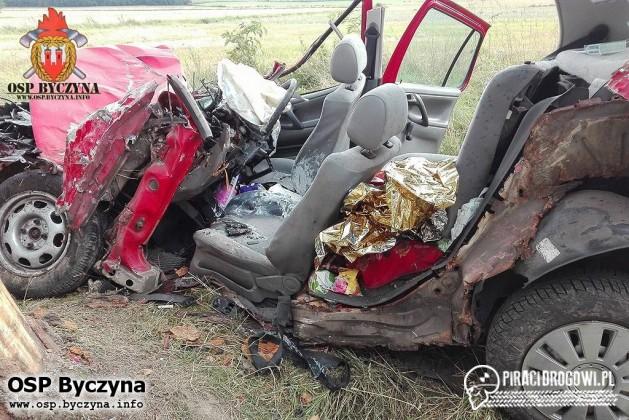 Rozpędzony volkswagen polo roztrzaskał się na drzewie!