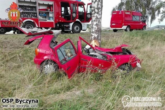 Rozpędzony volkswagen polo roztrzaskał się na drzewie!