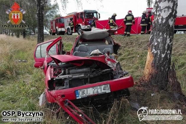 Rozpędzony volkswagen polo roztrzaskał się na drzewie!