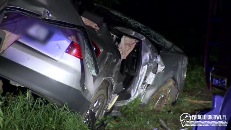 Samochód z trójką młodych ludzi rozbił się na drzewie. Nie żyje 19-latek.