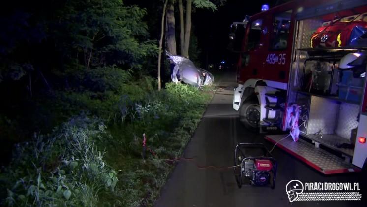 Samochód z trójką młodych ludzi rozbił się na drzewie. Nie żyje 19-latek.
