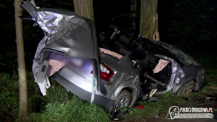 Samochód z trójką młodych ludzi rozbił się na drzewie. Nie żyje 19-latek.