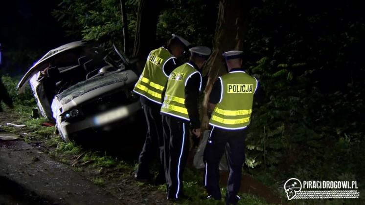 Samochód z trójką młodych ludzi rozbił się na drzewie. Nie żyje 19-latek.