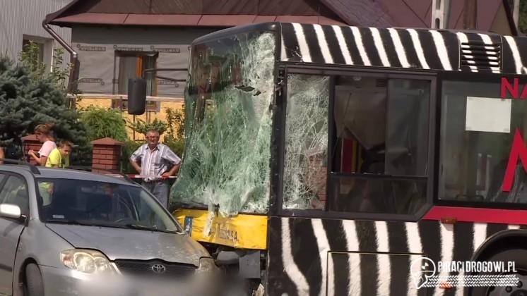 13 osób rannych po zderzeniu autobusu miejskiego z busem i osobówką!