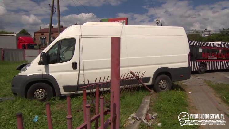 13 osób rannych po zderzeniu autobusu miejskiego z busem i osobówką!