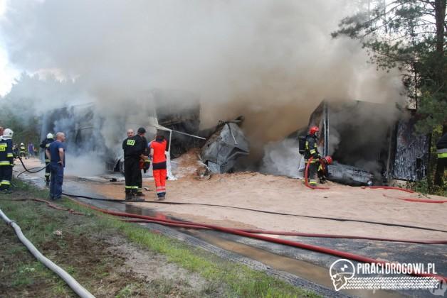 Zderzenie trzech ciężarówek. Kierowca jednej z nich spłonął w kabinie!