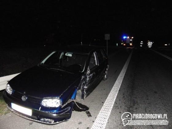 Wyprzedzanie i wypadek na skrzyżowaniu. Jeden z samochodów skończył w rowie.
