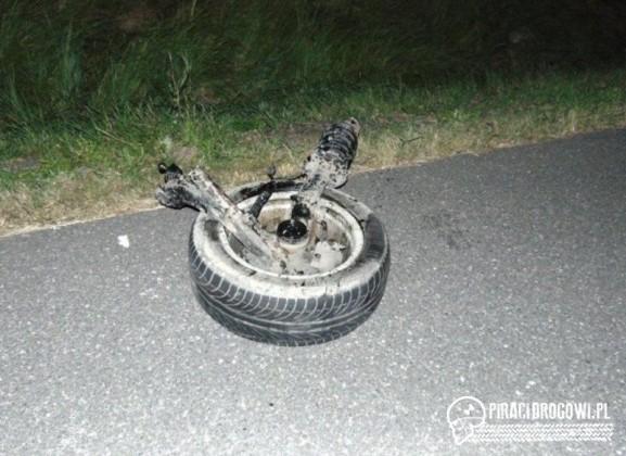 Wyprzedzanie i wypadek na skrzyżowaniu. Jeden z samochodów skończył w rowie.