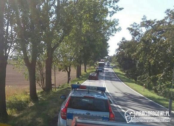 Chciał uniknąć zderzenia z innym samochodem, zjechał na czołówkę z motocyklistą!