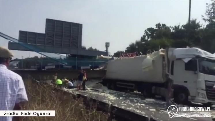 Ciężarówka wioząca koparkę, zerwała kładkę na autostradzie!