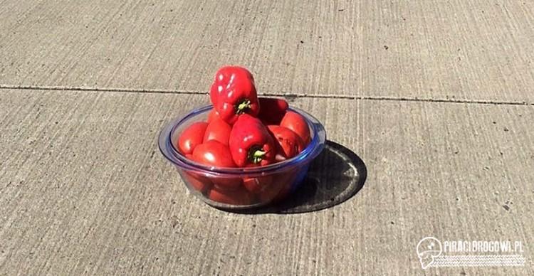 Pomidory i czerwona papryka zamiast trójkąta ostrzegawczego na autostradzie!