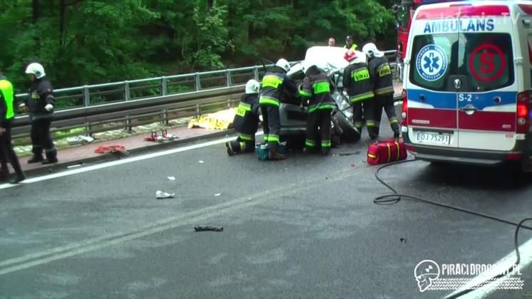 Czołówka osobówki z autobusem. Dwie osoby nie żyją, a 13-latka walczy o życie!