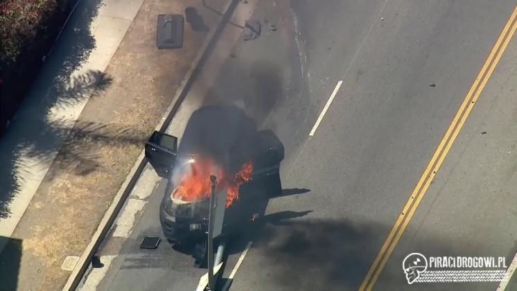 Policyjny pościg w Los Angeles. Samochód stanął w ogniu!