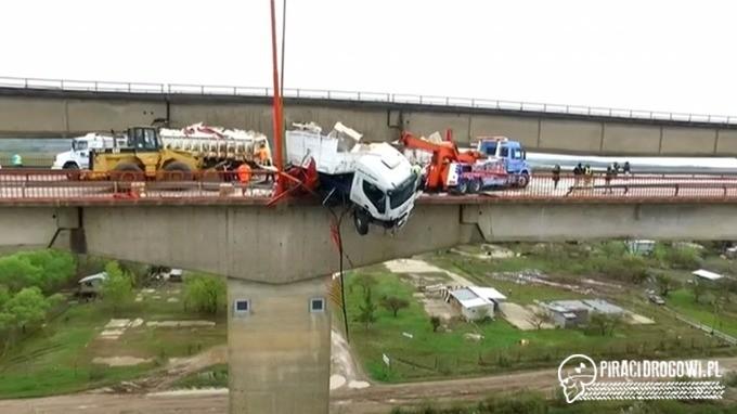 Ciężarówka przebiła bariery mostu i zawisła nad przepaścią! 