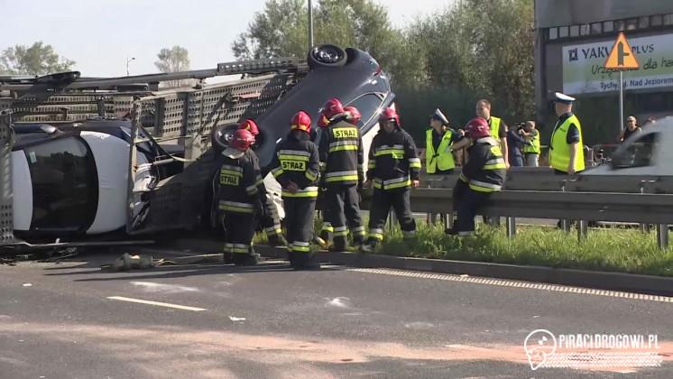 Laweta z 10 nowymi samochodami wywróciła się na DK 1. Kierowca miał 2 promile!
