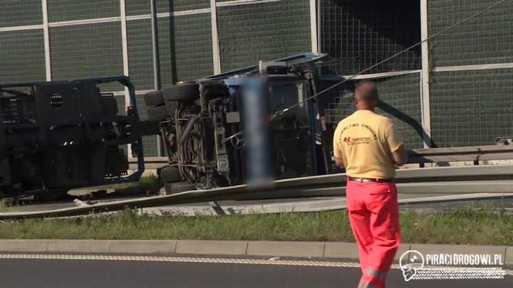 Laweta z 10 nowymi samochodami wywróciła się na DK 1. Kierowca miał 2 promile!
