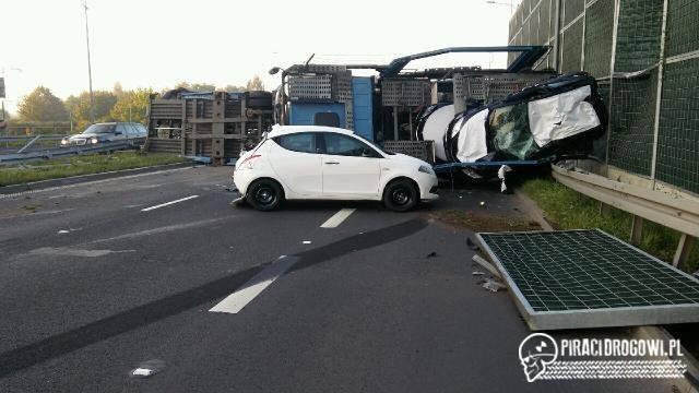 Laweta z 10 nowymi samochodami wywróciła się na DK 1. Kierowca miał 2 promile!