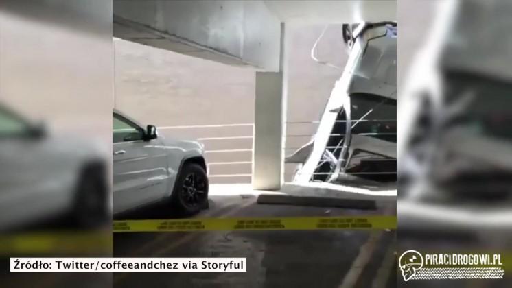 W Teksasie samochód wypadł z piętrowego parkingu i zawisł 8 metrów nad ziemią!