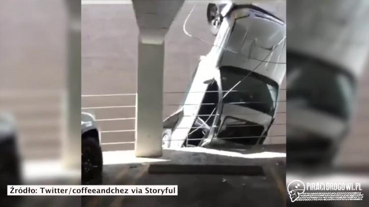 W Teksasie samochód wypadł z piętrowego parkingu i zawisł 8 metrów nad ziemią!