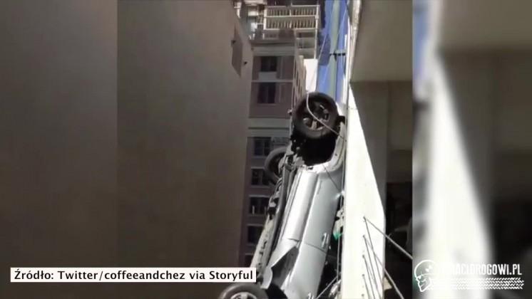 W Teksasie samochód wypadł z piętrowego parkingu i zawisł 8 metrów nad ziemią!