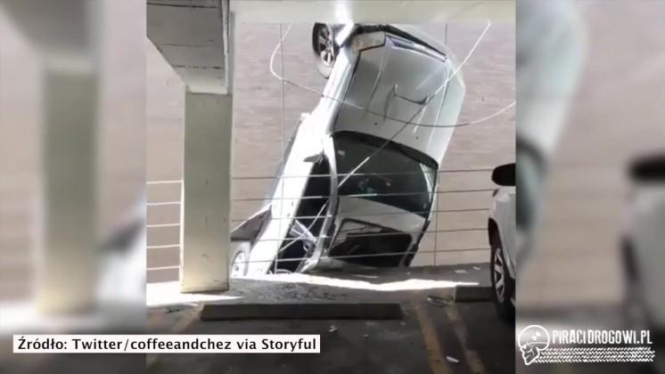 W Teksasie samochód wypadł z piętrowego parkingu i zawisł 8 metrów nad ziemią!