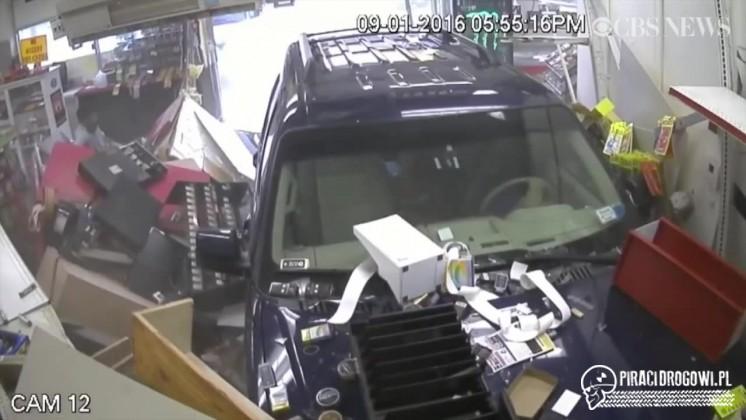 SUV wjechał do sklepu. 64-latek pomylił gaz z hamulcem!