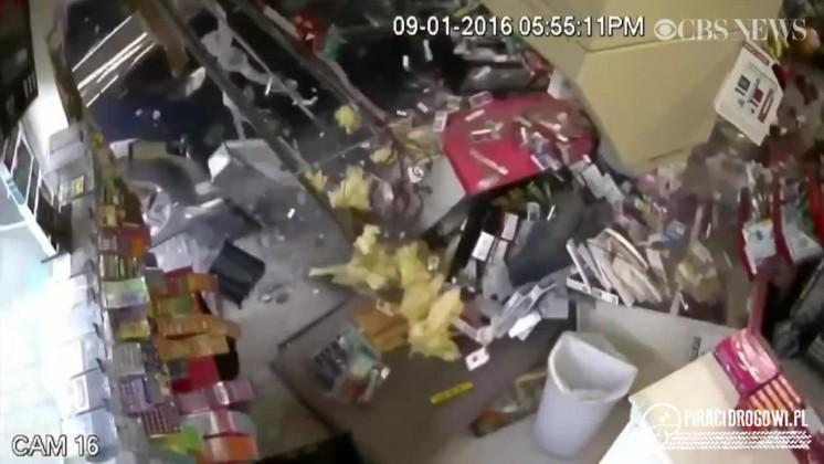 SUV wjechał do sklepu. 64-latek pomylił gaz z hamulcem!