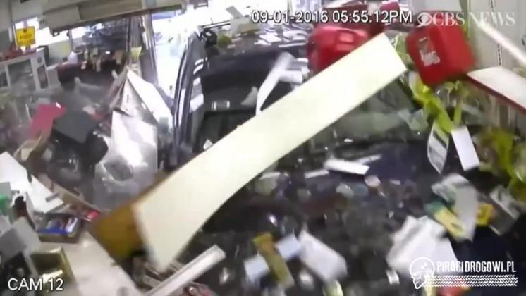 SUV wjechał do sklepu. 64-latek pomylił gaz z hamulcem!