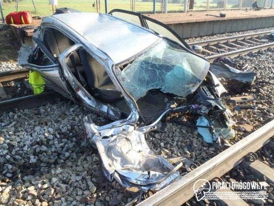 Tragedia na przejeździe kolejowym. Kierowca ominął rogatki i wjechał pod pociąg.