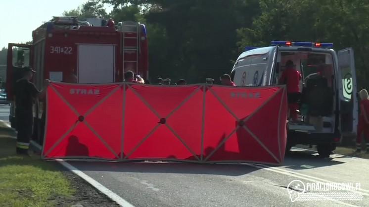Wypadek karetki jadącej na sygnale i osobowej skody. Zginęły dwie osoby.