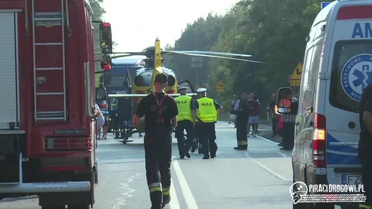 Wypadek karetki jadącej na sygnale i osobowej skody. Zginęły dwie osoby.