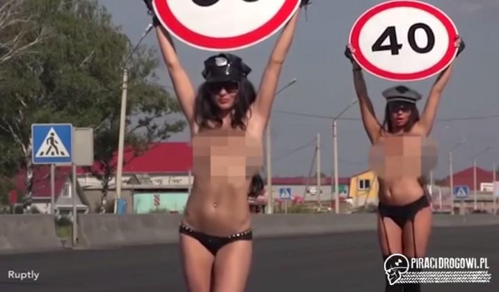 Półnagie kobiety ze znakami ograniczenia prędkości w rękach. Kierowcy zwalniają!