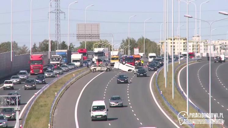 Wypadek na obwodnicy Warszawy. Z jednego z samochodów wypadły butle z gazem!