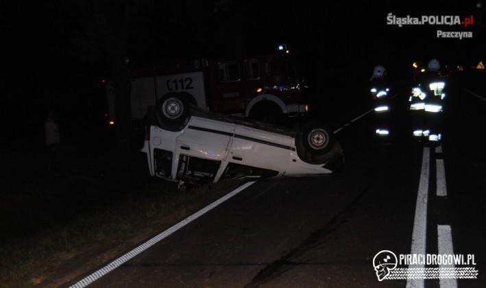 Dachowanie tico pod Pszczyną. Jedna z pasażerek wypadła z samochodu i zginęła.